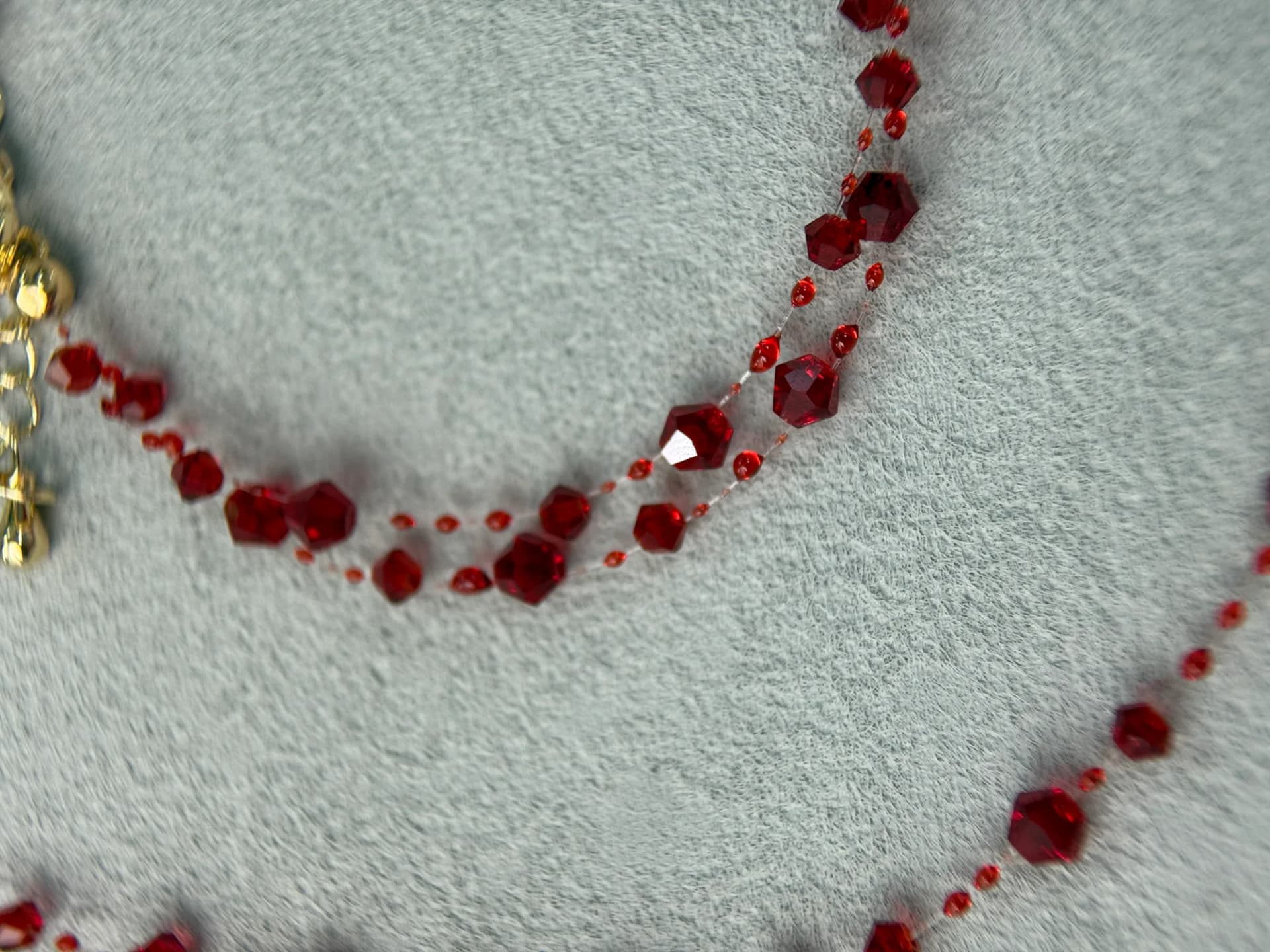 Красный браслет крупным планом