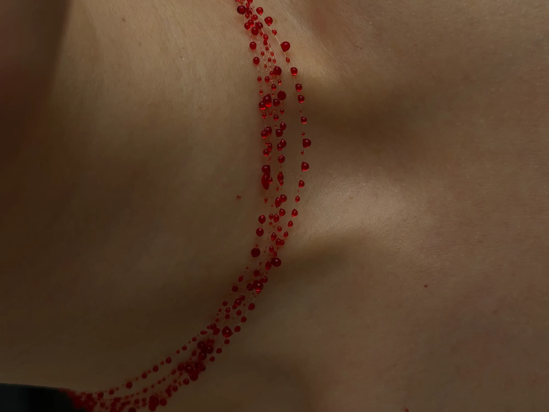 Красное колье на ключице