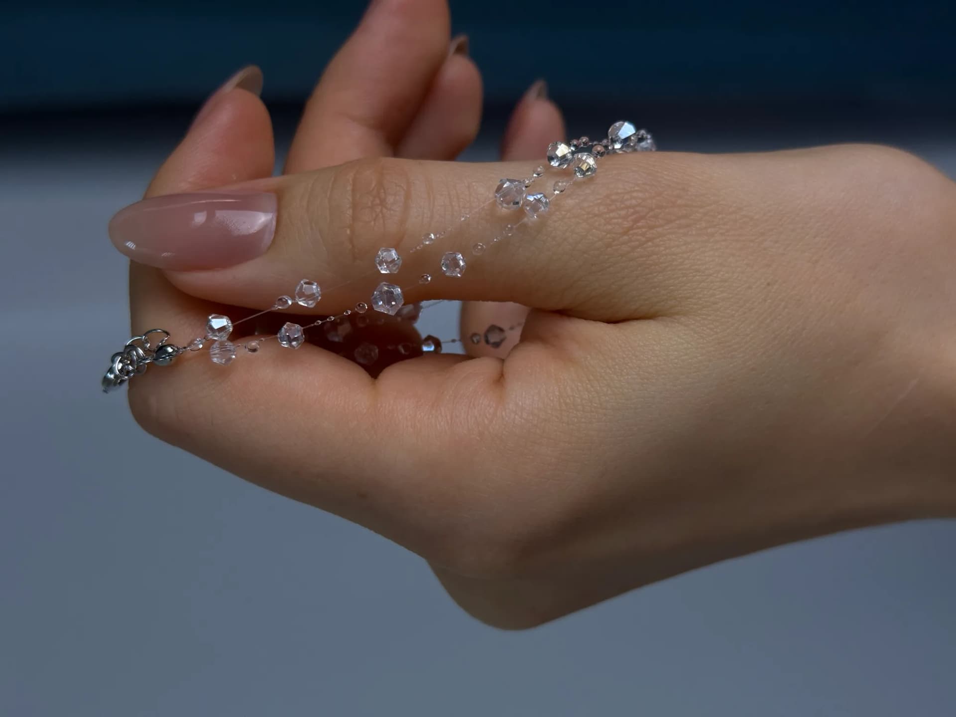 Хрустальный браслет в руке