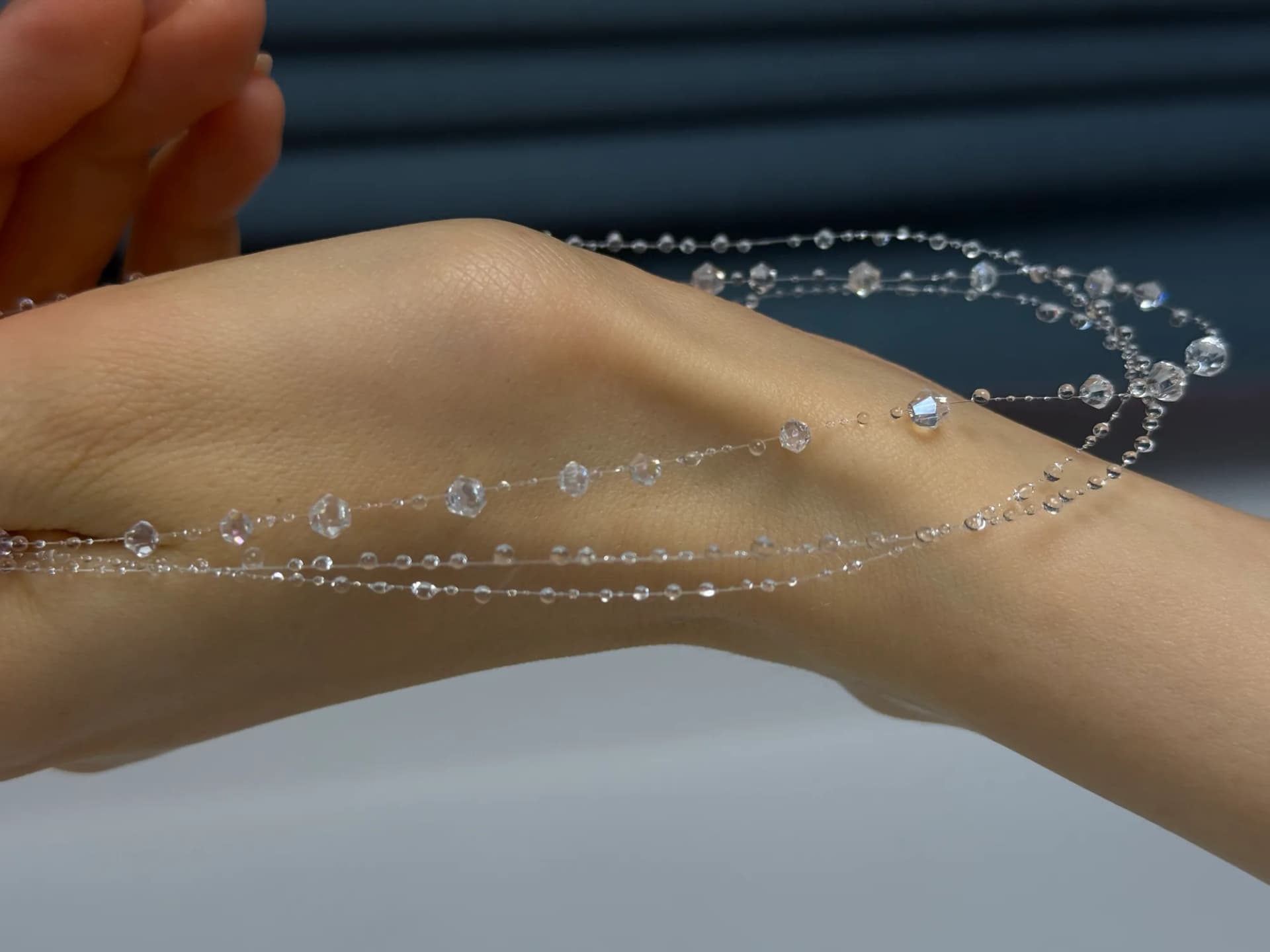 Хрустальный браслет на запястье
